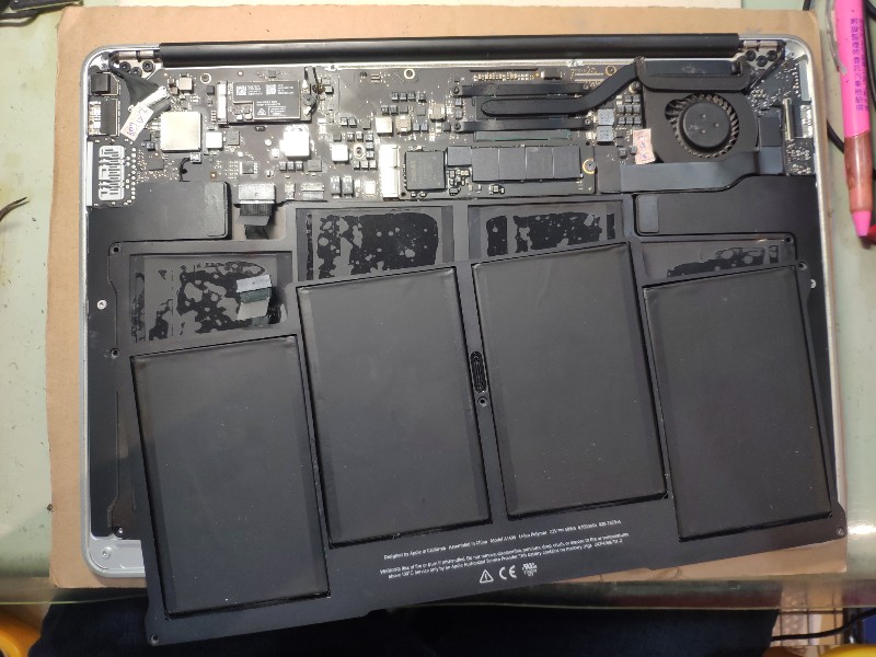 Apple a1466 用電池不開機不續電，更換全新電池，現貨，現場安裝，快速更換 ok