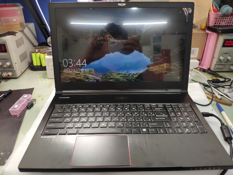 Msi gs63  螢幕破裂，機板故障，鍵盤有些鍵按不出來，都可修哦。外殼有破也可更換哦。。。