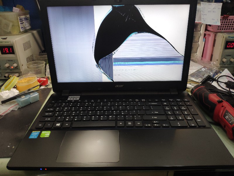 Acer ex2510 螢幕破裂，現場更換，約30分鐘，換好全新原裝螢幕 另有各廠牌螢幕更換哦 。