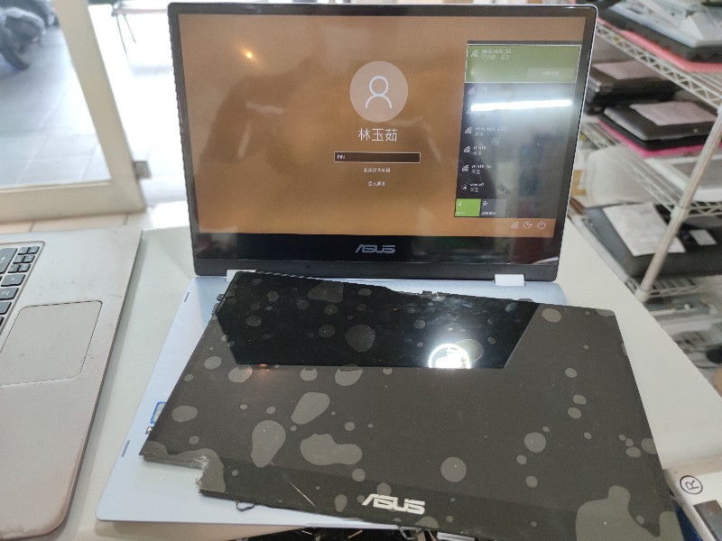 Asus tp412 螢幕破裂 轉軸上蓋斷裂 一起修 ,修很多台了哦，快速維修最快2-3小時完修，當天取件，有同問題可來電洽詢。