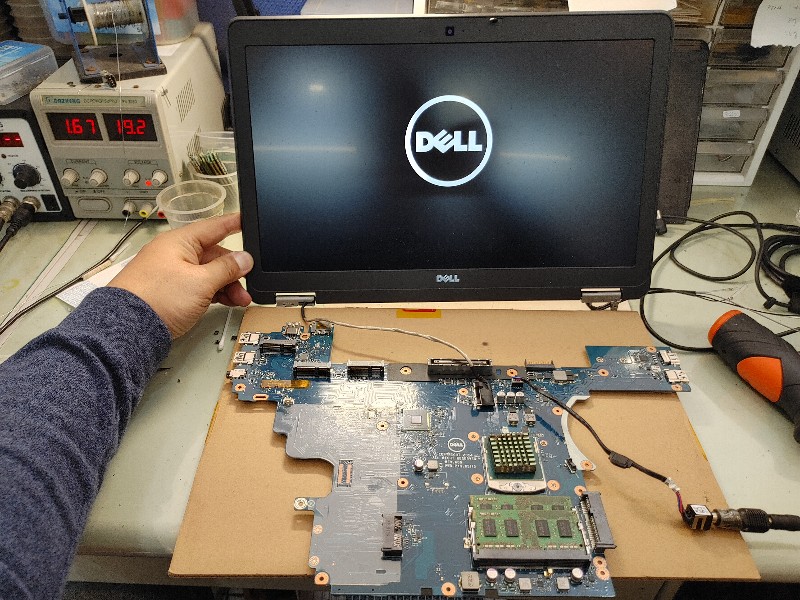 DELL E6540 不開機 不過電 量訊號多處短路，電源模組，電源IC故障，更換OK，上電，，開機了。實機照。精修各廠牌筆電主板，請來電洽詢。維修好超低價錢。不用換整張機板，保固90天。