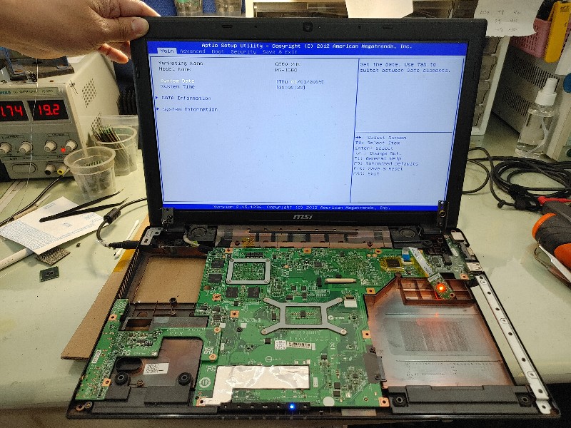 MSI GE60 不開機 不過電 量訊號多處短路，原以為是電源模組，電源IC故障，但拆很多都還是短路，量到南橋晶片也短路就把南橋前級的電感拆了..瞪瞪，兩段只有南橋訊號短路，而電源模組都沒短路了更換全新南橋晶片，上電，，開機了。實機照。各廠牌筆電都有專業維修請來電洽詢。