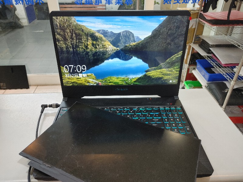 Asus fx505 螢幕破裂 現場維修當天取件ok 以修很多台了，有同問道都可送來維修，可電洽詢。維修好，超低價錢。，保固90天。