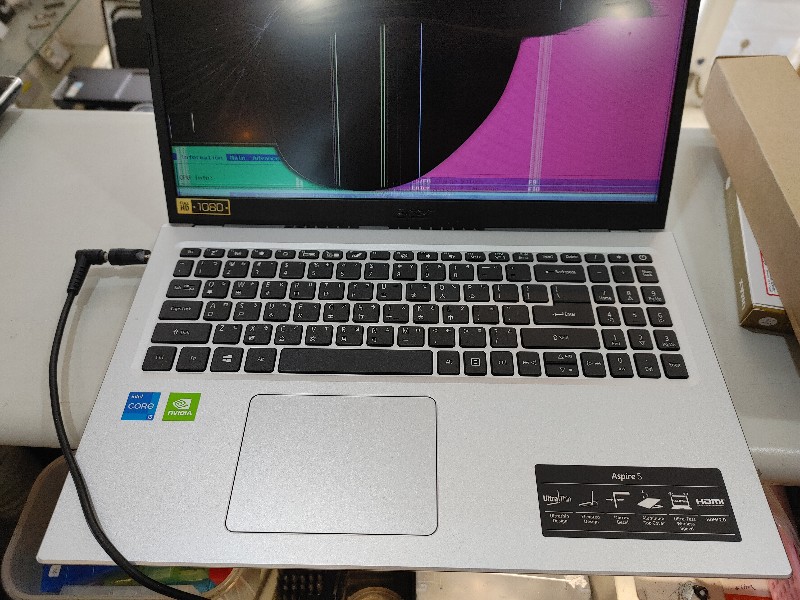 實機專修Acer a515-56 螢幕破裂 現場現貨馬上安裝 維修ok 電池 鍵盤都有更換。