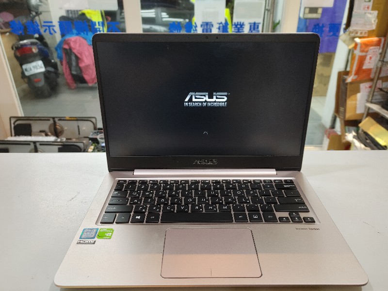 Asus ux410u 主板滲水,腐蝕零件。 查修電源模組損毀,清洗機板在更換腐蝕零件,電源模組 開機ok,修很多滲水機了喔!趕快拿過來檢測看看。