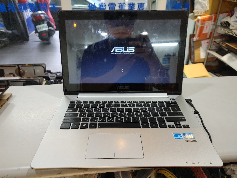 實機修asus s300c 插電無反應 不開機 不過電 查機板為電源模組 電源ic 更換後ok