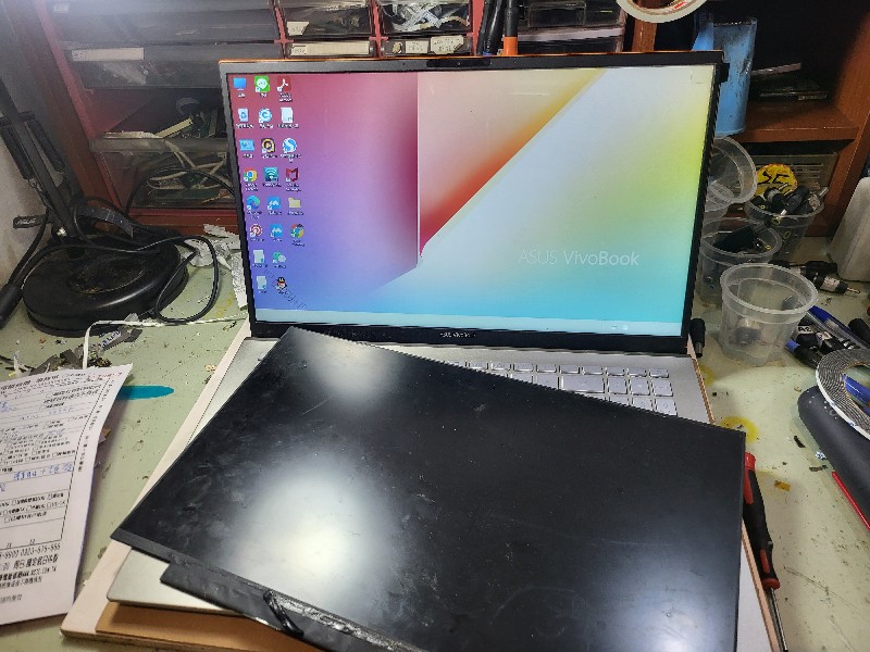 Asus s532f 螢幕破裂，轉軸斷裂 現場拆裝維修OK 有同問題都可來電洽詢。