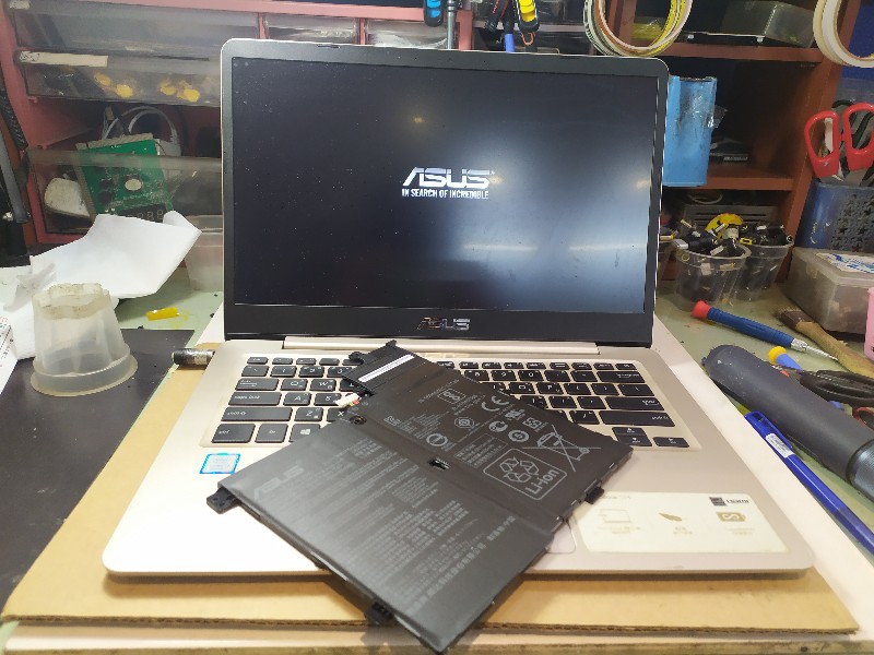 實機現修-Asus s406u 電池故障 不充電 不續電 膨脹，現貨現場更換ok,各大廠牌電池都有，可來電洽詢。