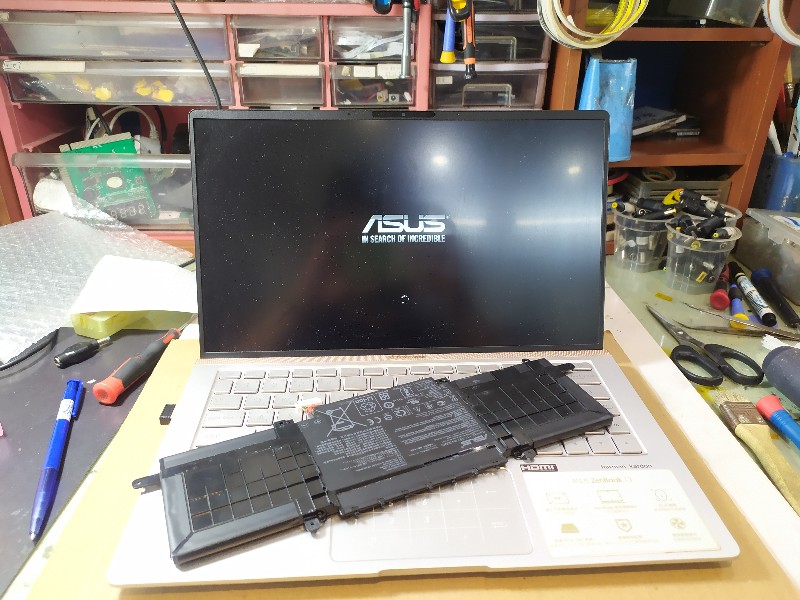 實機現場更換-Asus ux333 電池不續電 現貨現場更換全新電池ok 約20分鐘左右，各廠牌筆電電池都有可來電詢問。@nb3c