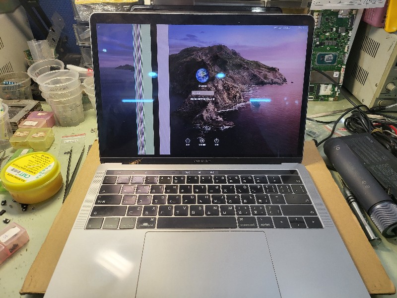 實機修-apple MacBook pro 2159 2289 螢幕有線條.螢幕破裂，現場更換ok,有同問題都可送到門市維修，精修蘋果主機板。