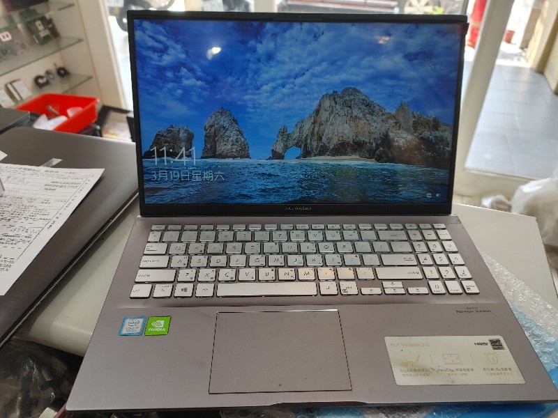 Asus s531f螢幕滲水 現場更換30-60分鐘 ok.各廠牌螢幕都有更換,請來電洽詢。