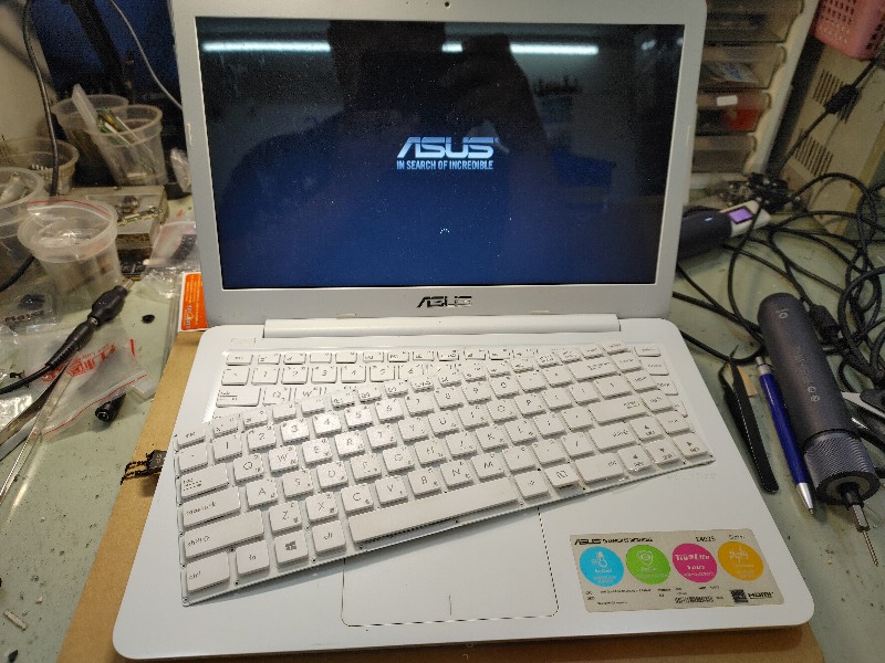 實機修-asus e402s 鍵盤滲水 故障 許多鍵按不出來。更換全新鍵盤ok.有同問題都可送到門市或來電洽詢。