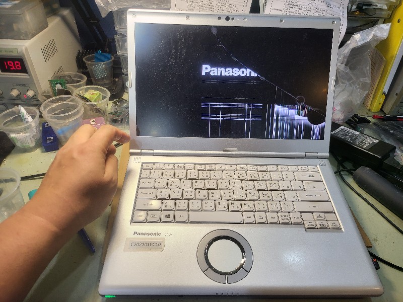 松下 Panasonic cf-lv 螢幕破裂，螢幕現貨現場更換ok,各廠牌螢幕問題都可維修.可來電洽詢.nb3c大台中筆電維修