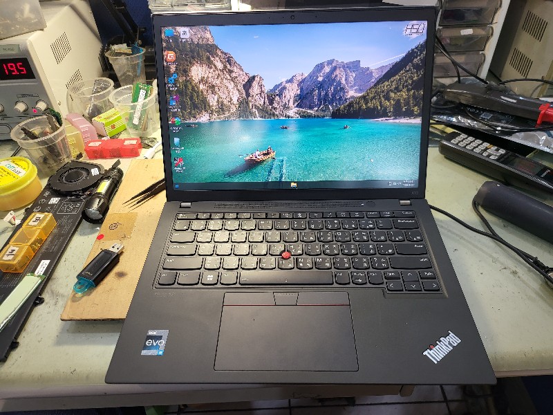 Lenovo ThinkPad x13 gen3 客戶送修，可開機 不充電，電池換上還是不充電，後來拆開主機板嚴重滲水，nb3c大台中筆電維修。@nb3c