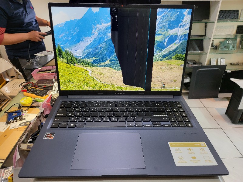 實機修-Asus m1603q 螢幕破裂，現貨現場安裝約1小時完修OK,有同問題都可送來門市維修。精修筆電主機板.