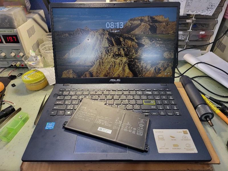 實機修-asus e510m 用電池不開機，測試電池故障現貨現場可更換，各廠牌電池都有貨，主機板 螢幕 鍵盤 外殼也有維修可來電洽詢