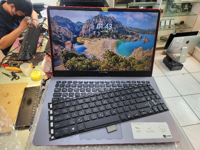 實機修-asus s530 按開機無反應，查主板訊號正常，在量鍵盤開機訊號不出來，拿新鍵盤測試按開機鍵開機，鍵盤故障導致不開機。現貨現場安裝全新鍵盤ok,,有通問題或不開機 不過電 螢幕 外殼斷裂 電池都有貨，可來電洽詢。