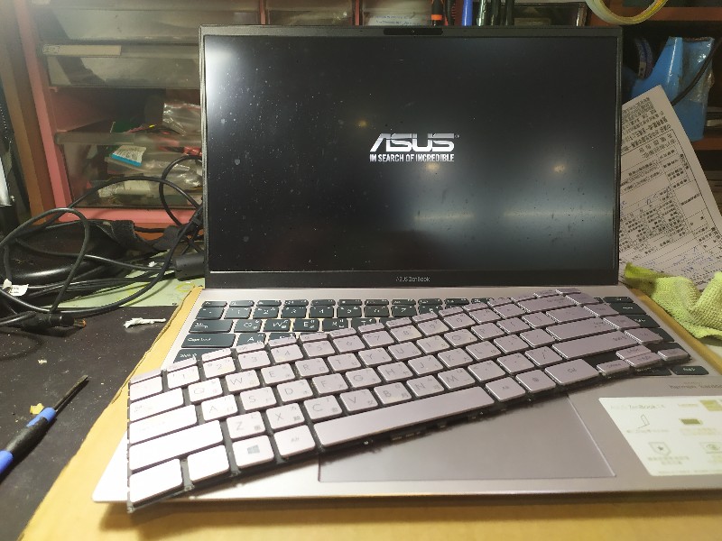 實機修-asus um425 鍵盤故障，按鍵不良，現貨現場更換快速維修ok,主板不開機電池不續電螢幕破裂，都有貨現場維修，可來電洽詢。