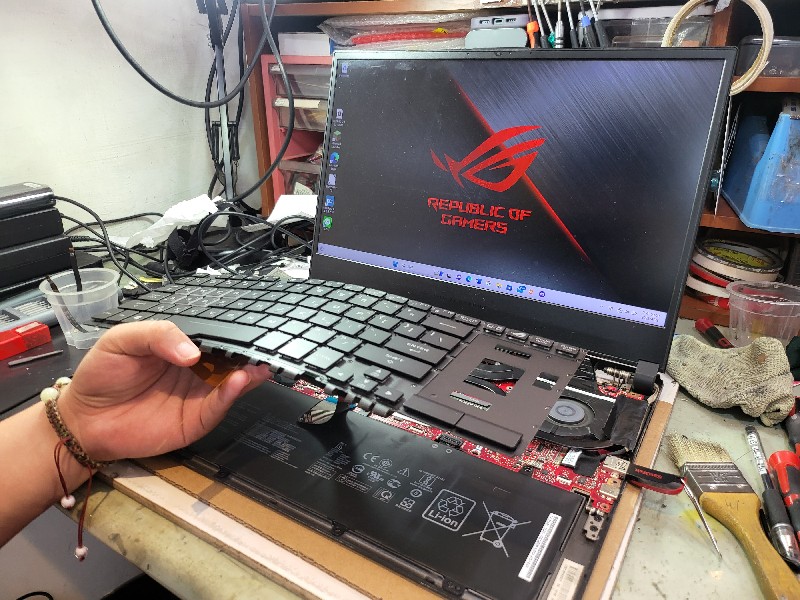 Asus gx531gx 鍵盤故障 掉鍵 客戶現場等，現貨現場更換ok，筆電鍵盤都有現貨可現場安裝，可來電洽詢.