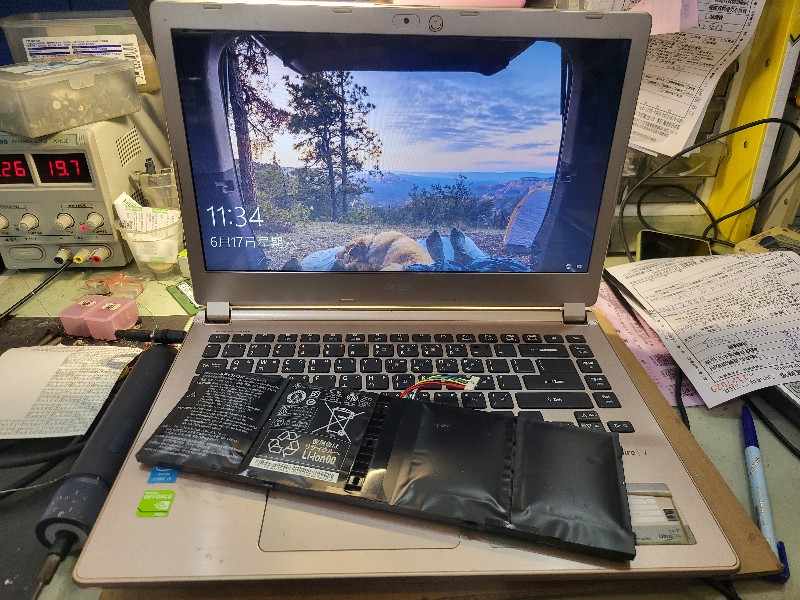 Acer v5-473電池膨脹，底殼撐開，現貨現場更換全新電池ok,有同問題都可送來門市維修，各廠牌電池都有，可來電洽詢。