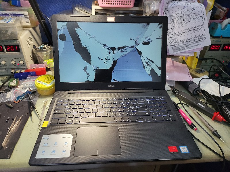 Dell 15 3000 螢幕破裂，現場更換螢幕約20-60分鐘換好。現貨，各廠牌筆電螢幕都有現貨可來電洽詢。