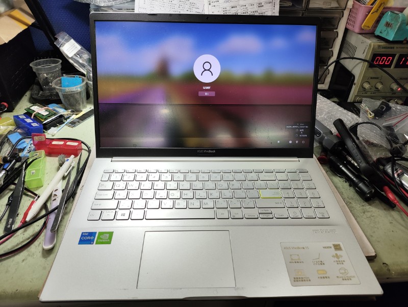 Asus s513e 螢幕顯示異常，現貨螢幕現場維修ok,各廠牌螢幕都有可來電洽詢 nb3c