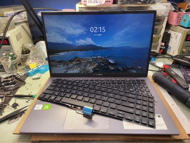 Asus x512j 鍵盤卡鍵 亂跳出來，現貨鍵盤現場維修，實機拆解 約1-2小時完修，有鍵盤問題都可來電洽詢。nb3c大台中筆電維修