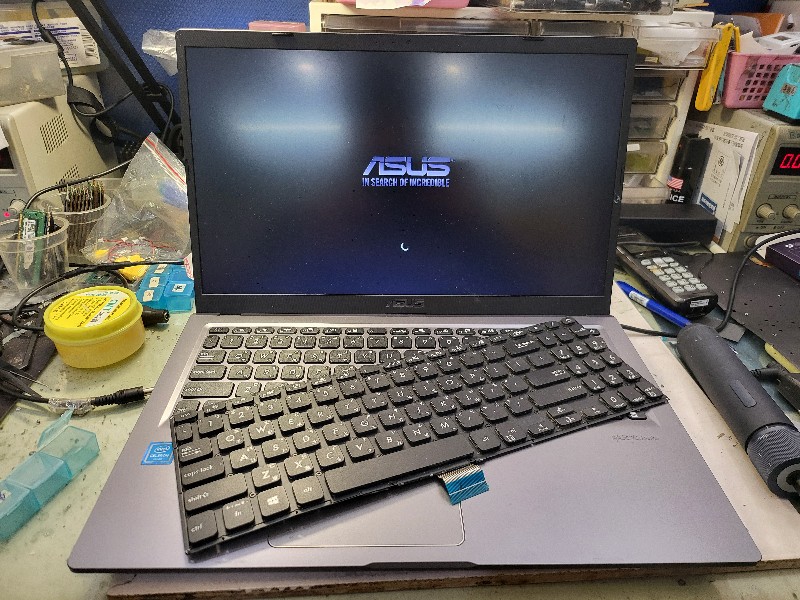 Asus x515 鍵盤卡鍵 按不出來 實機拆解主機板 現貨現貨更換鍵盤約1-2小時完修ok完修，主機板不開機不過電也修很多台了，有同問題都可來電洽詢 nb3c大台中筆電維修