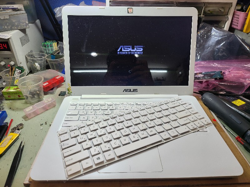 Asus l402s 內建ssd 32g 容量太小更換480g ssd 鍵盤卡鍵更換 實機拆解現貨更換ok,有同問題都可送到門市維修，nb3c大台中筆電維修