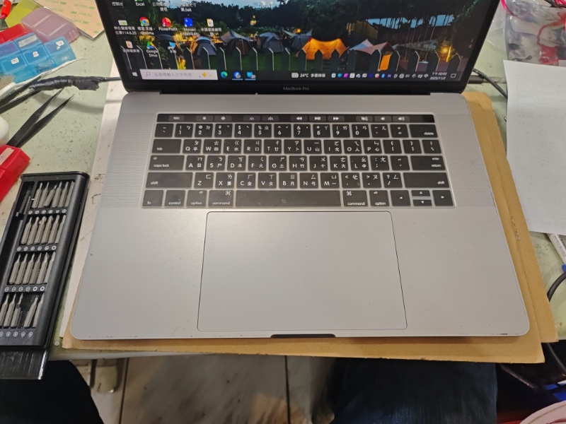 APPLE A1990 實機拆解維修 不過電不開機,插電無反應 檢測主機板電源訊號 有短路 查到電源模組零件故障更換後OK開機顯示正常 裝機測OK 技術故障位置不方便透露 專業各廠牌筆電都有維修,螢幕 鍵盤 外殼轉軸 主機板專業維修 快速維修當天可維修好 可來電洽詢 LINE:@nb3c