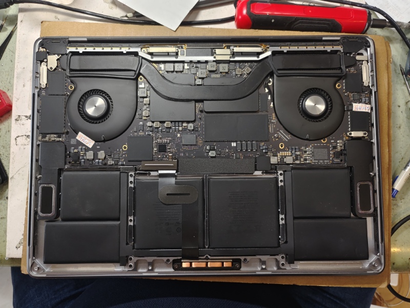 APPLE A1990 實機拆解維修 不過電不開機,插電無反應 檢測主機板電源訊號 有短路 查到電源模組零件故障更換後OK開機顯示正常 裝機測OK 技術故障位置不方便透露 專業各廠牌筆電都有維修,螢幕 鍵盤 外殼轉軸 主機板專業維修 快速維修當天可維修好 可來電洽詢 LINE:@nb3c