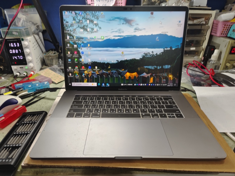 APPLE A1990 實機拆解維修 不過電不開機，插電無反應 檢測主機板電源訊號 有短路 查到電源模組零件故障更換後OK開機顯示正常 裝機測OK 技術故障位置不方便透露 專業各廠牌筆電都有維修，螢幕 鍵盤 外殼轉軸 主機板專業維修 快速維修當天可維修好 可來電洽詢 LINE:@nb3c