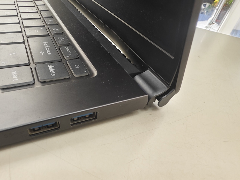 MSI 15 10SC 螢幕轉軸斷裂 現貨現場維修OK,專業各廠牌筆電都有維修，螢幕 鍵盤 外殼轉軸 主機板專業維修 快速維修當天可維修好 可來電洽詢 LINE:@nb3c