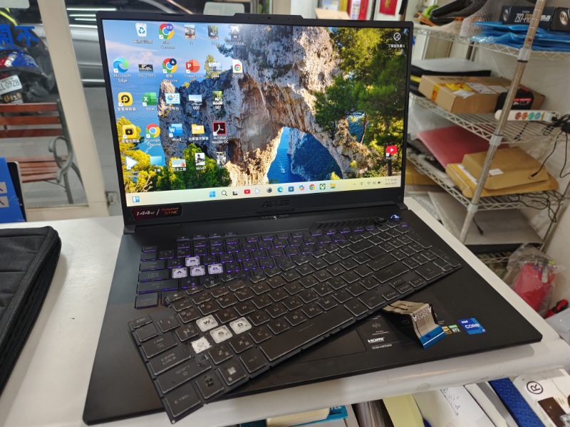 ASUS FX707 鍵盤故障  鍵盤都有現貨現場安裝OK.各廠牌筆電電池都有.筆電零件批發零售 螢幕 電池 鍵盤 外殼 主機板 專業主鍵板維修.NB3C大台中筆電維修