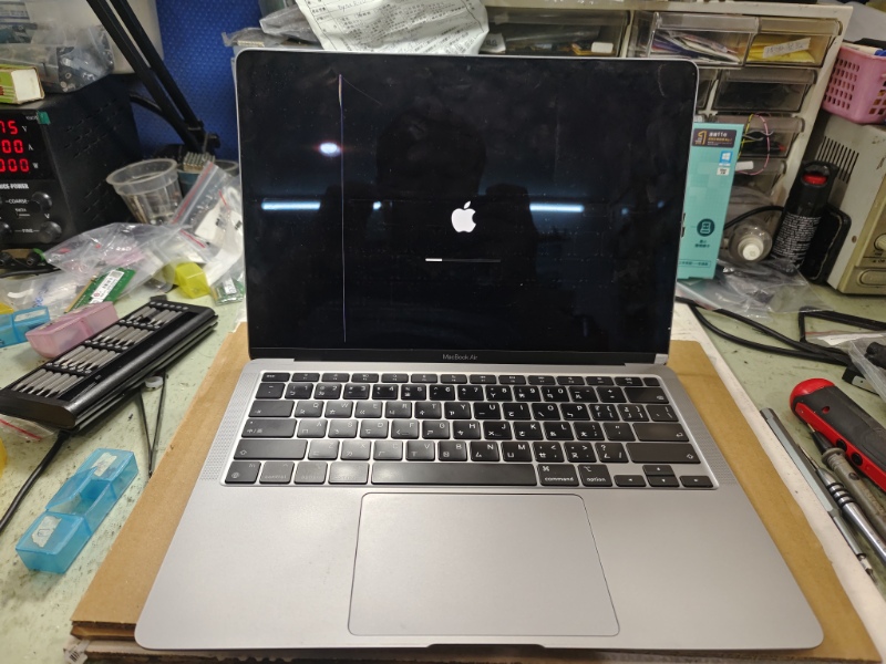 APPLE A2337 螢幕顯示異常.破裂 現貨螢幕現場更換當天完修OK.各型APPLE筆電.螢幕.電池.鍵盤.都有可來電洽詢專業APPLE主機板維修.NB3C大台中筆電維修