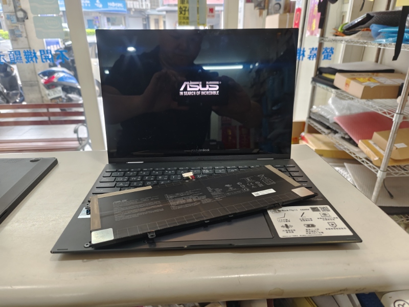 ASUS UX363E 電池不續電 現貨現場更換電池OK.各廠牌筆電電池都有.筆直電零件批發零售 螢幕 電池 鍵盤 外殼 主機板 專業維修.NB3C大台中筆電維修