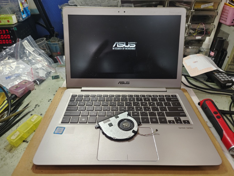 ASUS UX330U UX330風扇異音故障  風扇都有現貨現場安裝OK.各廠牌筆電電池都有.筆電零件批發零售 螢幕 電池 鍵盤 外殼 風扇 主機板 專業主機板維修.NB3C大台中筆電維修