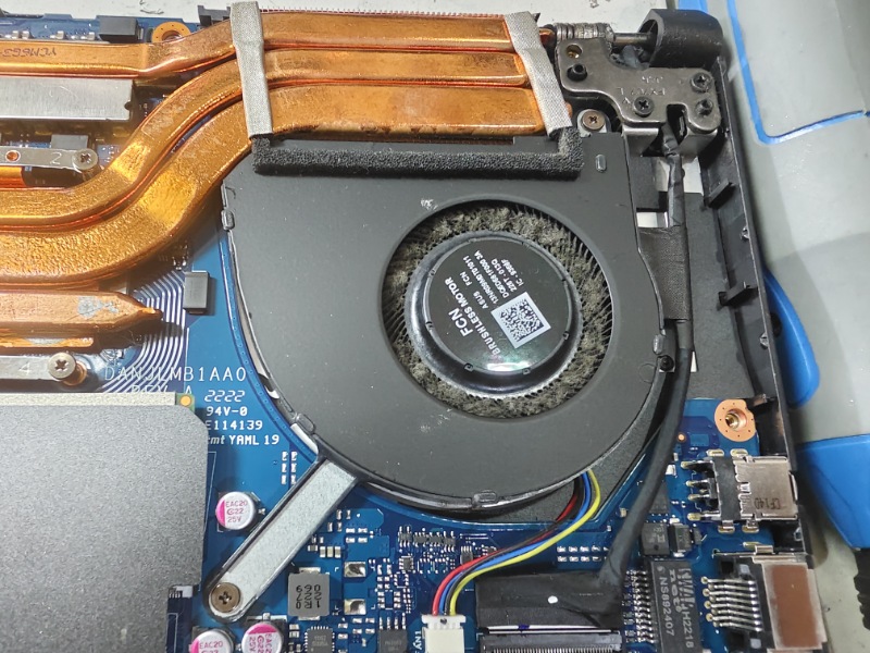 Asus fx707 筆電過熱，玩遊戲當機 卡住不動 黑屏 從來沒清潔保養風扇很髒 銅管散熱膏硬化清潔更換 機板灰塵毛削多清潔 ok，各廠牌筆電都可維修清潔 nb3c大台中筆電維修