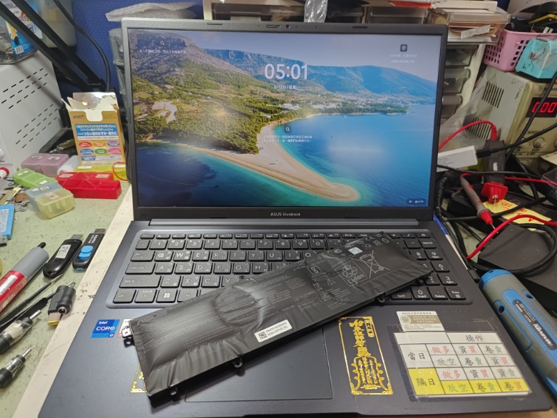 ASUS X1504Z 電池膨脹 故障 現貨現場更換電池 各廠牌電池 螢幕 鍵盤 風扇 外殼轉軸斷裂 都有更換維修 專業主機板維修可來電洽詢 LINE:@nb3c