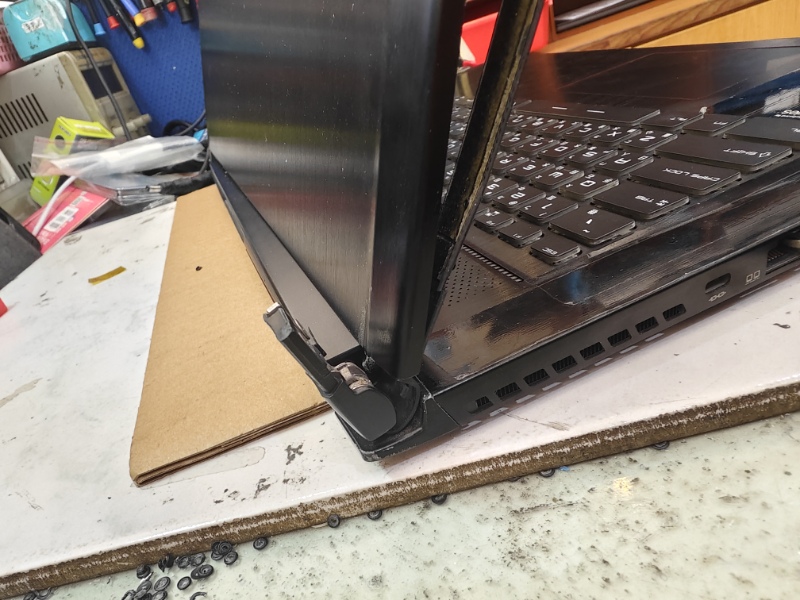 Msi gs73 轉軸斷裂實機現場拆解維修ok 約2小時完修 急件都可快速維修 各廠牌筆電都可維修 可來電洽詢line:@nb3c